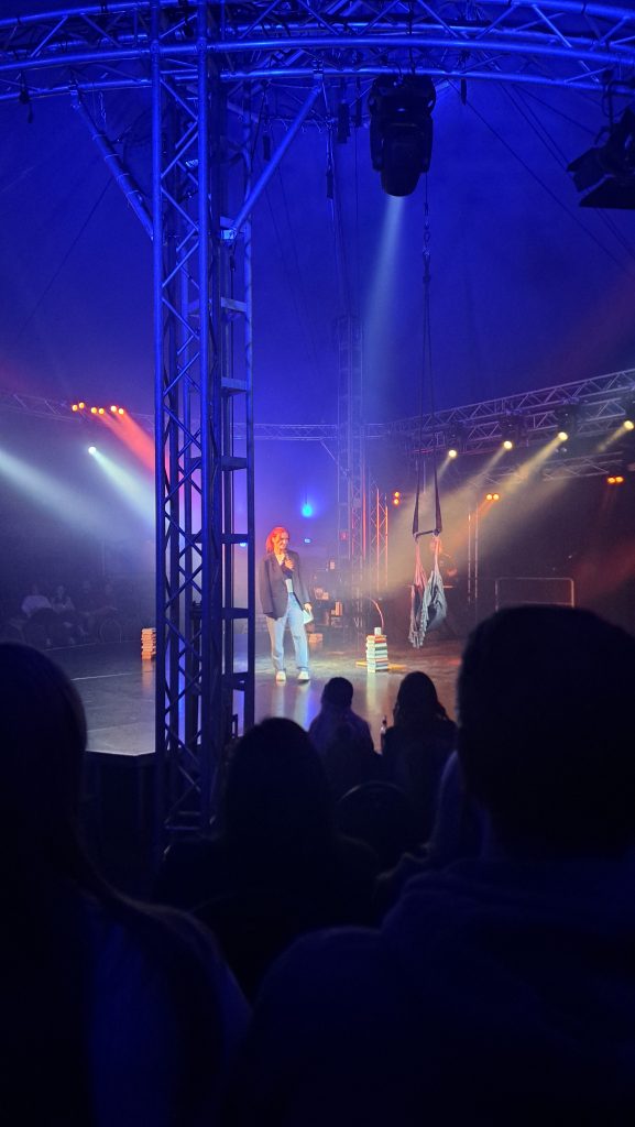 Moderatorin Luise Wolff beim Wort-Manege Poetry Slam Wort-Manege Slam in Herne, auf der Bühne Moderatorin Luise Wolff