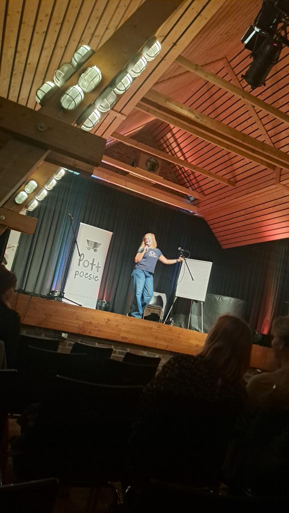 Slam Veranstaltung Bottrop Moderatorin Eva-Lisa beim SlamHellen in Bottrop-Kirchhellen