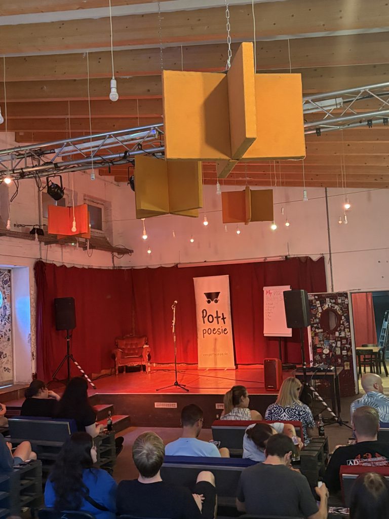 Newcomer Slam Oberhausen Bühne des My First Poetry Slam im Druckluft in Oberhausen